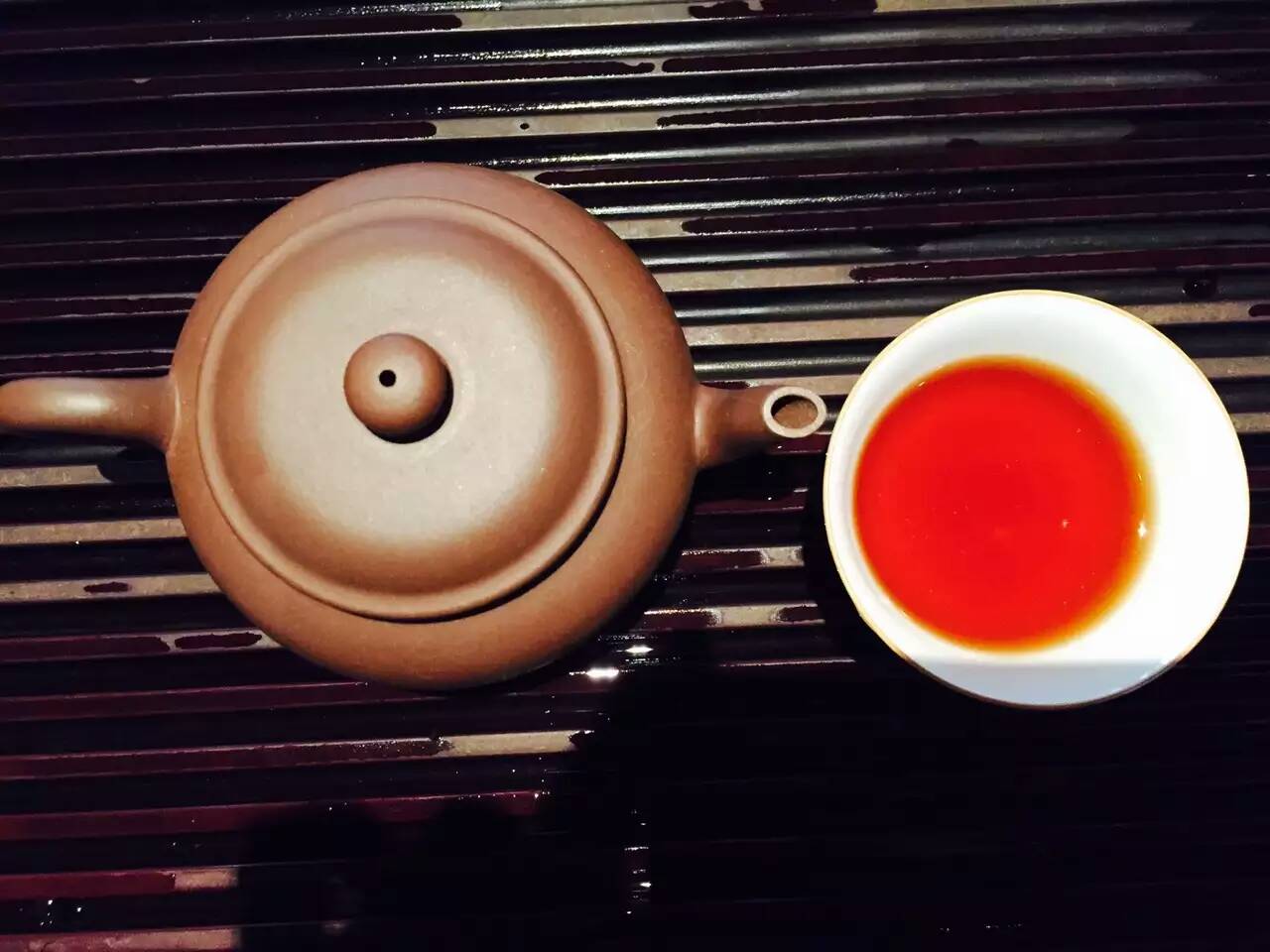 7572 pu erh tea cake steep in yixing teapot